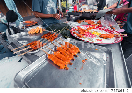 Roast chicken in hot sauce and grilled in the market Roast chicken in hot sauce and grilled in the market 73786542