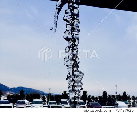 It is an icicle hanging from the eaves. I found it when I left the hotel. It seems that it was very cold last night. It is an icicle hanging from the eaves. I found it when I left the hotel. It seems that it was very cold last night. 73787626