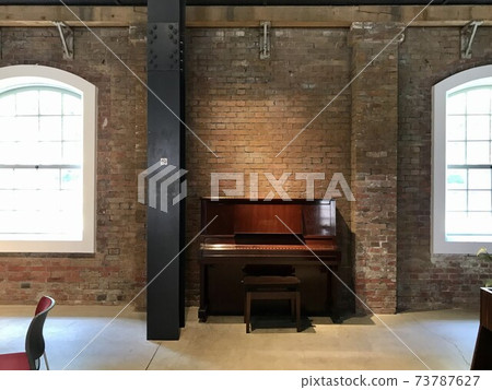 It is an upright piano that stood quietly in a coffee shop with a large hall. I liked the atmosphere and stopped shooting It is an upright piano that stood quietly in a coffee shop with a large hall. I liked the atmosphere and stopped shooting 73787627