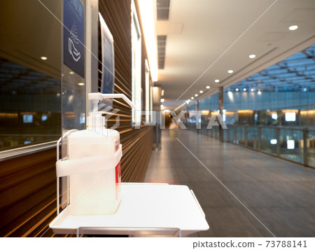 入口處裝有消毒劑 73788141