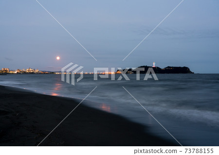 Full moon and Enoshima 73788155