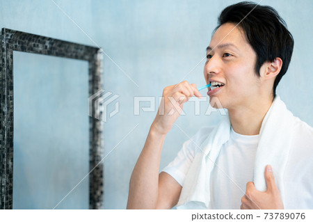 男人刷牙 73789076