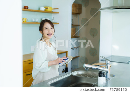 女人洗碗做家務 女人洗碗做家務 73789150