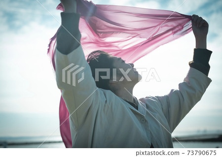 Portrait of a woman who feels the wind 73790675