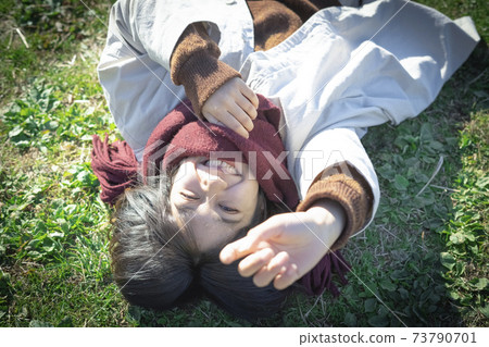 女孩躺在草坪上 女孩躺在草坪上 73790701