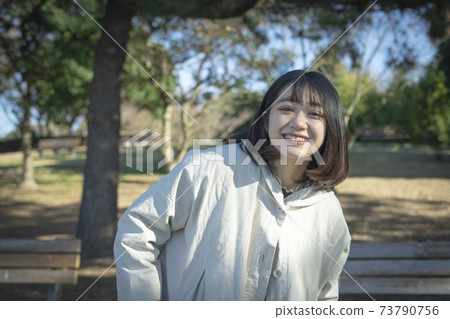 She through the finder 73790756