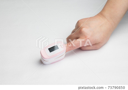 Fingers sandwiching the pulse oximeter Fingers sandwiching the pulse oximeter 73790850