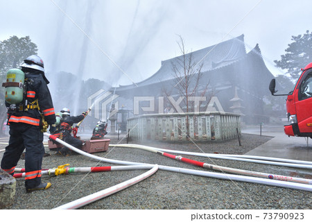 文化財產防火日在雨中的角林寺進行消防演習排水的消防員 73790923