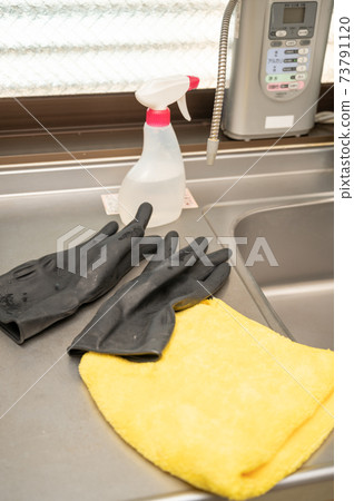 Cleaning tools around the kitchen 73791120