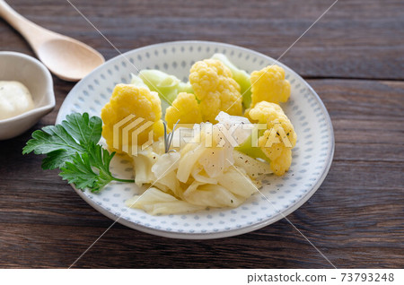 Boiled vegetables cabbage and yellow cauliflower Boiled vegetables cabbage and yellow cauliflower 73793248