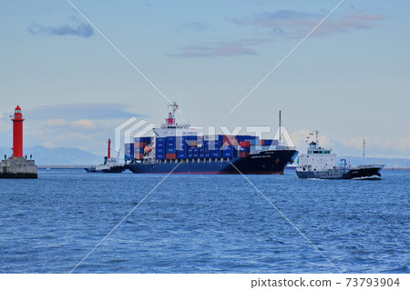 A large cargo ship entering the port of Osaka 73793904