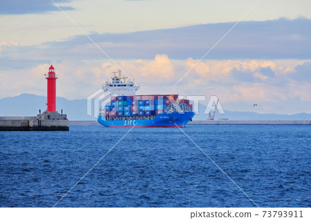 A large cargo ship entering the port of Osaka 73793911