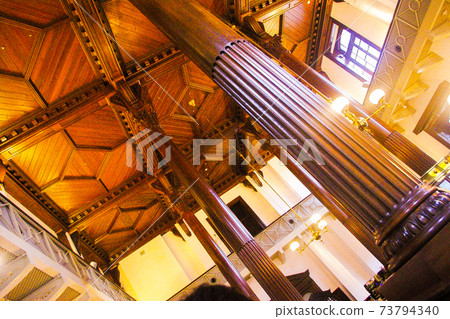 A coffee shop in the city center with a high ceiling 73794340