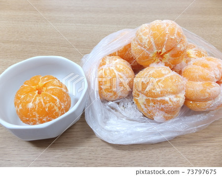 冷凍橘子和自然融化的橘子 73797675