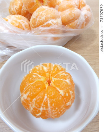 Frozen oranges and naturally thawed oranges Frozen oranges and naturally thawed oranges 73797679
