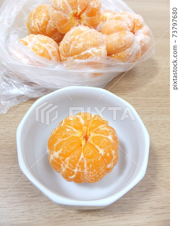 Frozen oranges and naturally thawed oranges Frozen oranges and naturally thawed oranges 73797680