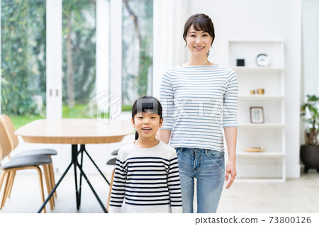 小學女孩和母親 73800126