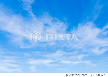 多雲的冬天藍天 多雲的冬天藍天 73800374