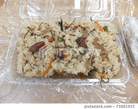 Home-cooked rice packed in a disposable pack Home-cooked rice packed in a disposable pack 73801935