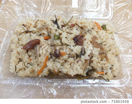 Home-cooked rice packed in a disposable pack Home-cooked rice packed in a disposable pack 73801938