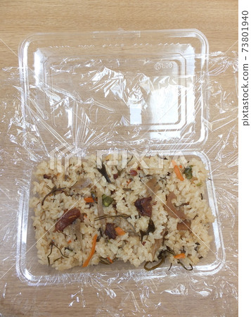 Home-cooked rice packed in a disposable pack Home-cooked rice packed in a disposable pack 73801940