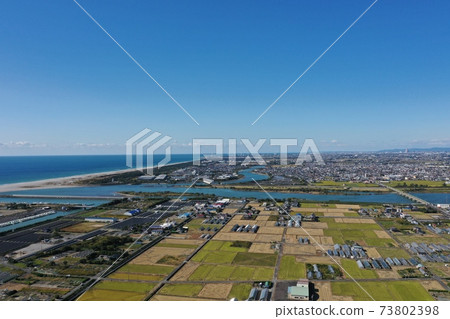 [無人駕駛射擊]可以從靜岡縣岩田市福田漁港周圍的田野看到富士山。秋天，天氣晴朗11月射擊水稻收成 73802398