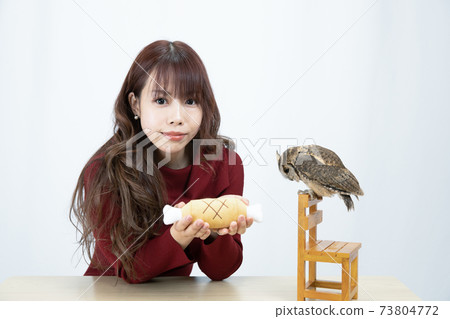 貓頭鷹盯著一個年輕女子的骨頭肉 貓頭鷹盯著一個年輕女子的骨頭肉 73804772