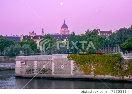 Early Morning on the Summer Shores of the Seine in Paris Early Morning on the Summer Shores of the Seine in Paris 73805114