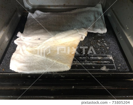 用OxiClean清潔骯髒的微波爐 73805204