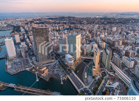 Yokohama cityscape of Japan overlooking the cityscape of Yokohama'(evening view). The piers of the ropeway have appeared 73806110