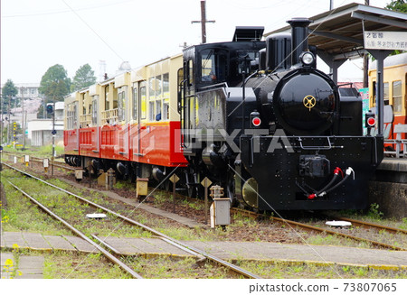 小湊鐵道里山卡車(DB4內燃機車)停靠於上總牛久站 / 千葉縣市原市 小湊鐵道里山卡車(DB4內燃機車)停靠於上總牛久站 / 千葉縣市原市 73807065