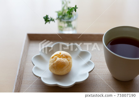 托盤上的迷你奶油泡芙和咖啡小吃 73807190