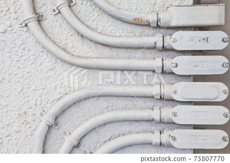 Integration of electricity pipe on house wall 73807770