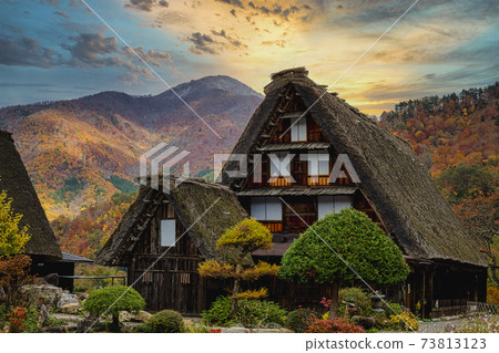 [Autumn leaves Shirakawa-go Gassho-zukuri village sky synthesis] 73813123