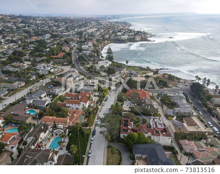 Aerial view of the the sea with cliff in La Jolla Hermosa town during gray day 73813516