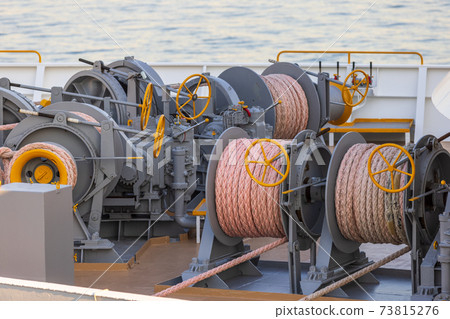 Winch for mooring lines of ships Winch for mooring lines of ships 73815276