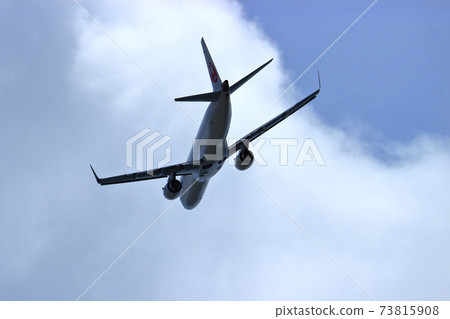 大阪國際機場飛機JAL反向運行起飛 大阪國際機場飛機JAL反向運行起飛 73815908