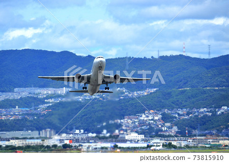 大阪國際機場飛機JAL反向運行起飛 大阪國際機場飛機JAL反向運行起飛 73815910