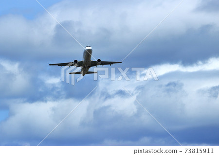 大阪國際機場飛機JAL反向運行起飛 大阪國際機場飛機JAL反向運行起飛 73815911