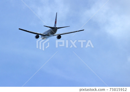 大阪國際機場飛機JAL反向運行起飛 大阪國際機場飛機JAL反向運行起飛 73815912