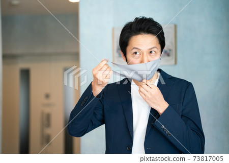 Man wearing a mask 73817005