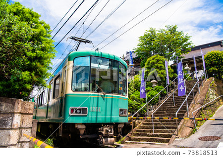 Enoden running in front of the mountain gate of Manpukuji Temple in Kamakura City, Kanagawa Prefecture Enoden running in front of the mountain gate of Manpukuji Temple in Kamakura City, Kanagawa Prefecture 73818513