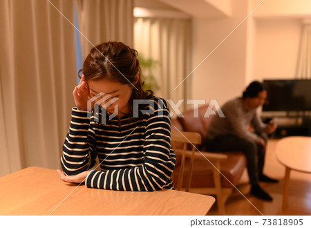 A couple fight A couple fight 73818905