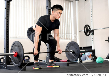 在健身房訓練的人（deadlift） 73820151