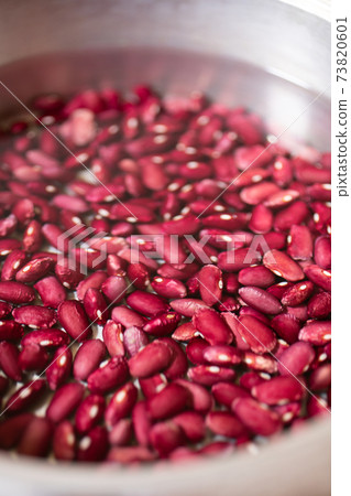 Kintoki beans soaked in water in a pressure cooker Kintoki beans soaked in water in a pressure cooker 73820601