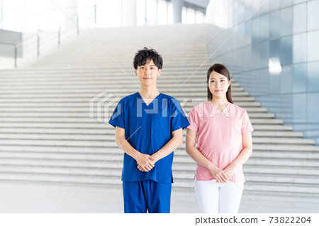 Young doctors and nurses working in hospitals 73822204