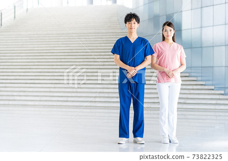 年輕的醫生和護士在醫院工作 73822325