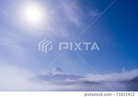 (Yamanashi Prefecture) Mt. Fuji over Lake Kawaguchi surrounded by fog 73822422