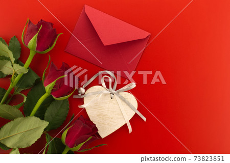 Red roses, envelope and wooden heart medallion Red roses, envelope and wooden heart medallion 73823851