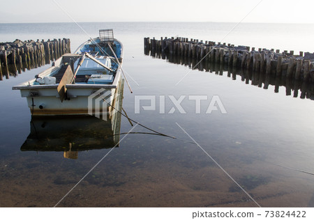 蛤boat船在神治湖岸邊的景色 73824422